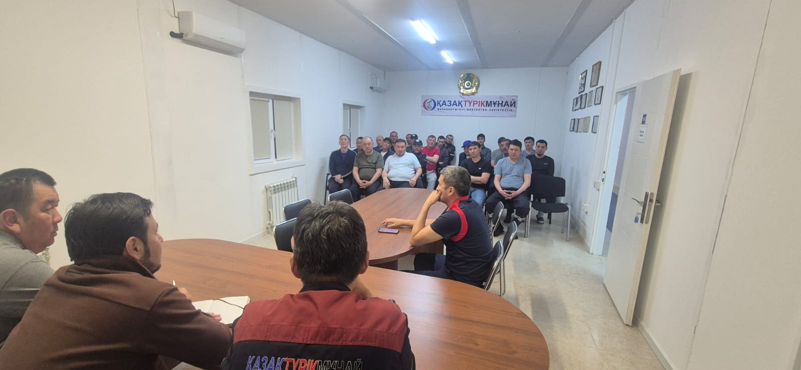 «Қазақтүрікмұнай» ЖШС құрылымдық бөлім басшылары кен орындарында қызметкерлермен кездесті